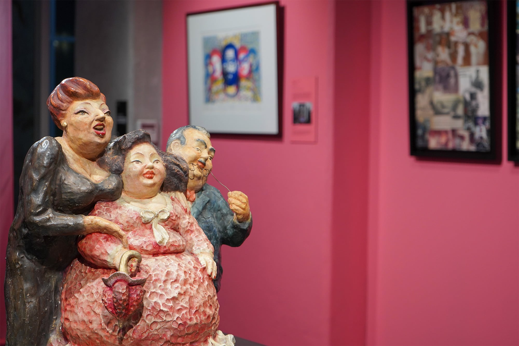 En '¡Por la fiesta!' se exhibe una obra de Leda Astorga Mora, 'La foto de sus quince', una escultura en concreto policromado de 1991 que forma parte de la Colección del Museo de Arte Costarricense.