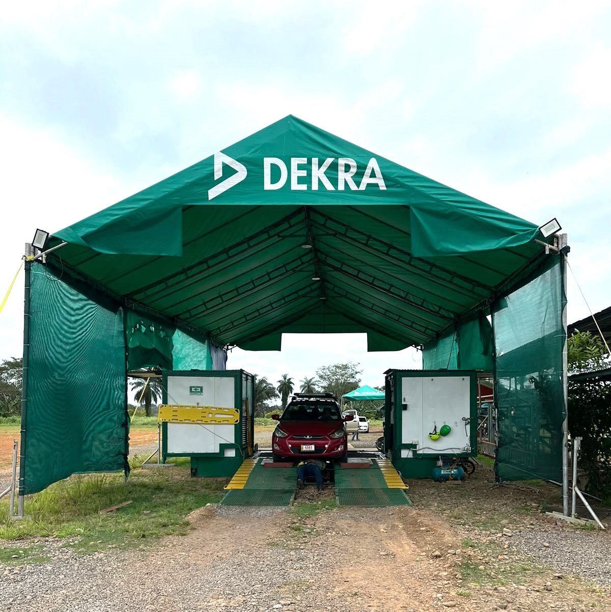 Dekra oficializó el traslado durante el mes de enero de sus tres estaciones móviles a nuevas localidades, específicamente a Tarrazú, Grecia y Corredores. Esto como parte de los movimientos normales que se hacen con estas unidades operativas.