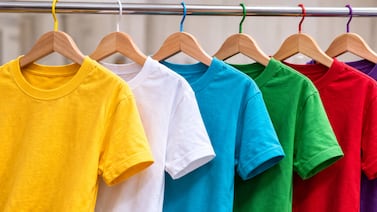 Experiodista de Repretel sorprende al revelar para qué usa las camisas de los partidos políticos tras las elecciones