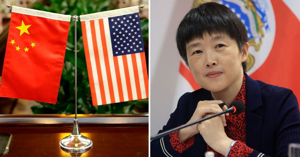En la imagen se observa a la derecha a la embajadora china, Wang Xiaoyao, y a la izquierda una bandera de China y Estados Unidos. La Embajada de China fustigó el anuncio de Estados Unidos de que restringirá visas a los costarricenses que,según su criterio, colaboren con el Partido Comunista Chino.