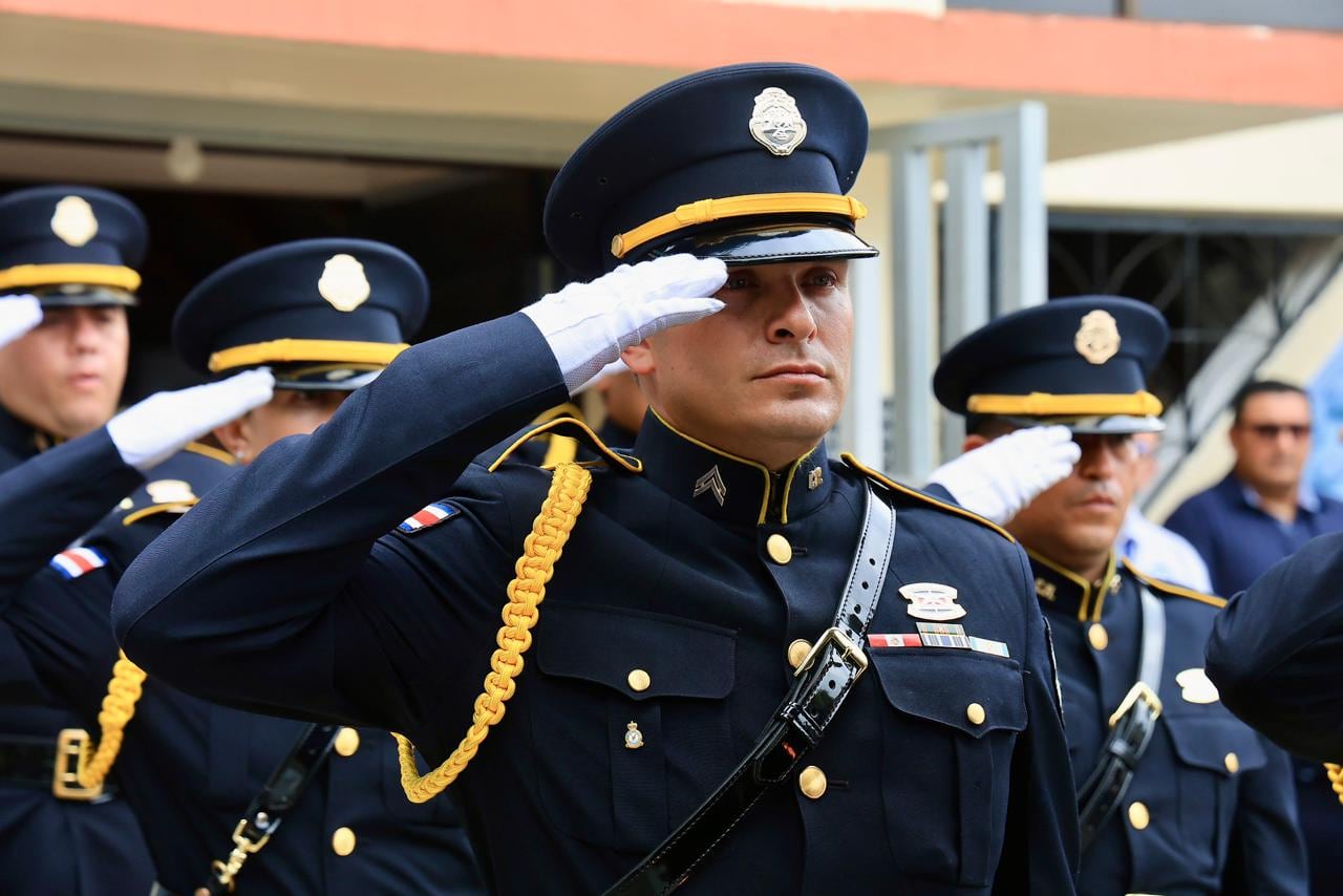 Un cuerpo de honor recibe en la iglesia católica de Bribri los restos mortales de Gerson Rosales, oficial de Fuerza Pública asesinado el 13 de mayo pasado durante un operativo en Batán.