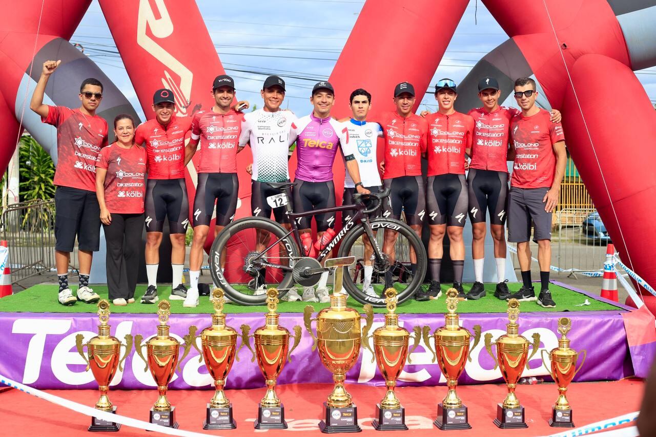 Vuelta a Chiriquí 2025
Equipo Colono Bikestation Kölbi
Alejandro Granados, Joseph Ramírez y Sergio Arias
28 de noviembre del 2025
Cortesía: Pedalea 365