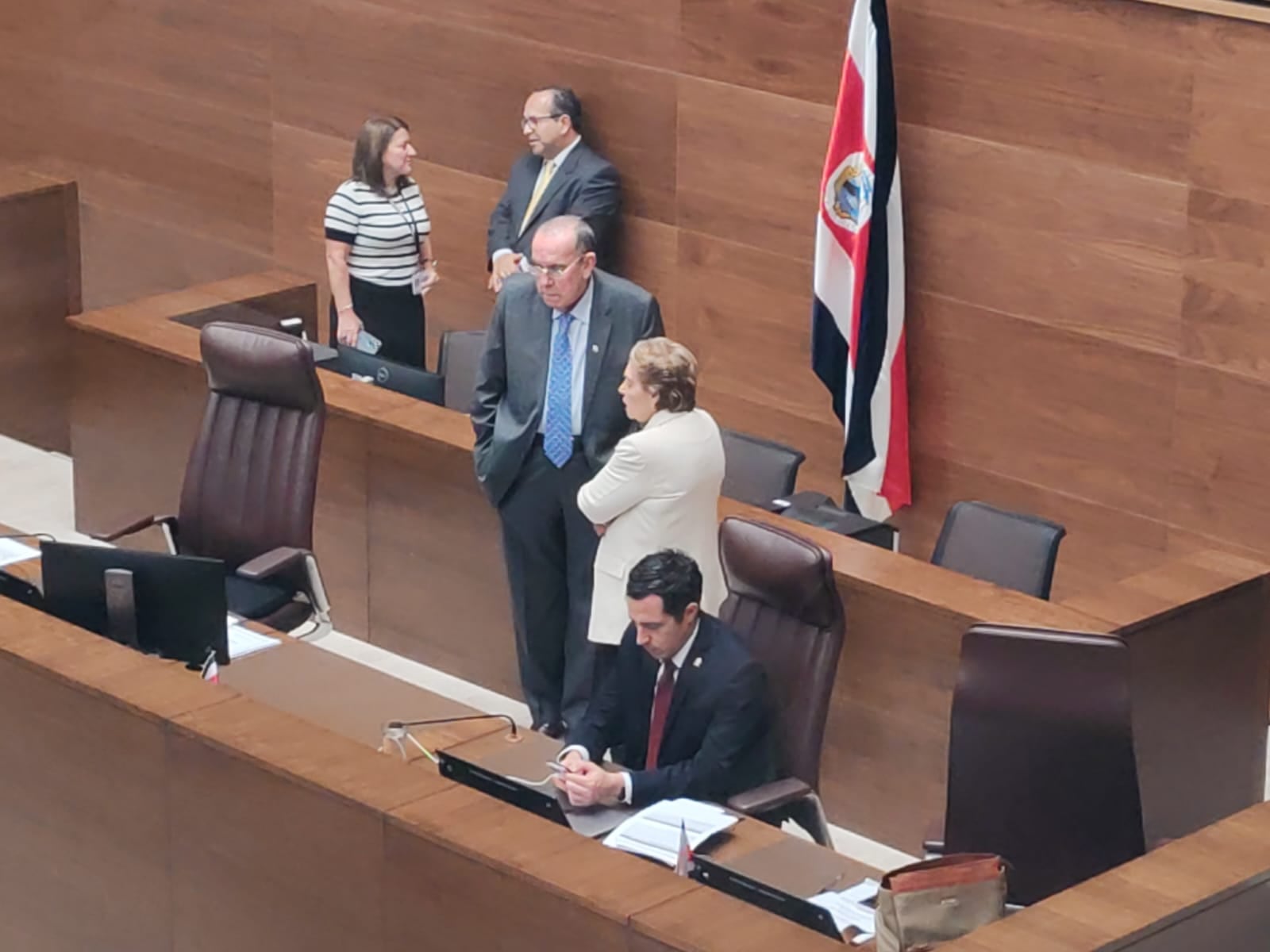 Gloria Navas conversó este lunes con Rodrigo Arias, en el plenario de la Asamblea Legislativa, luego que la legisladora se pronunciara como diputada independiente. Foto: Aarón Sequeira