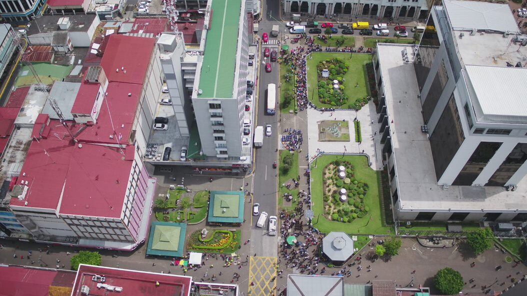 Desde los altos edificios de la capital, hasta escuelas rurales de todo el país, más de un millón de personas se sumaron a la evacuación por terremoto. SimulacroCR. Foto: Cortesía CNE.