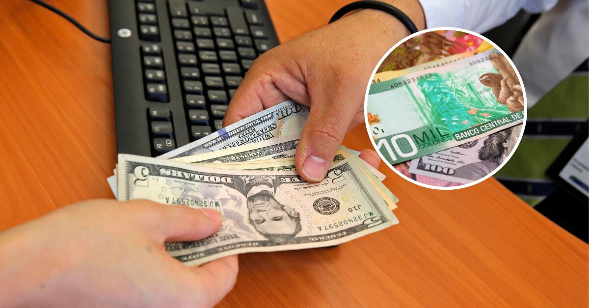 Manos intercambiando billetes de dólares estadounidenses en una entidad financiera, con un teclado de computadora en el fondo. En un recuadro se observan billetes de colones costarricenses.