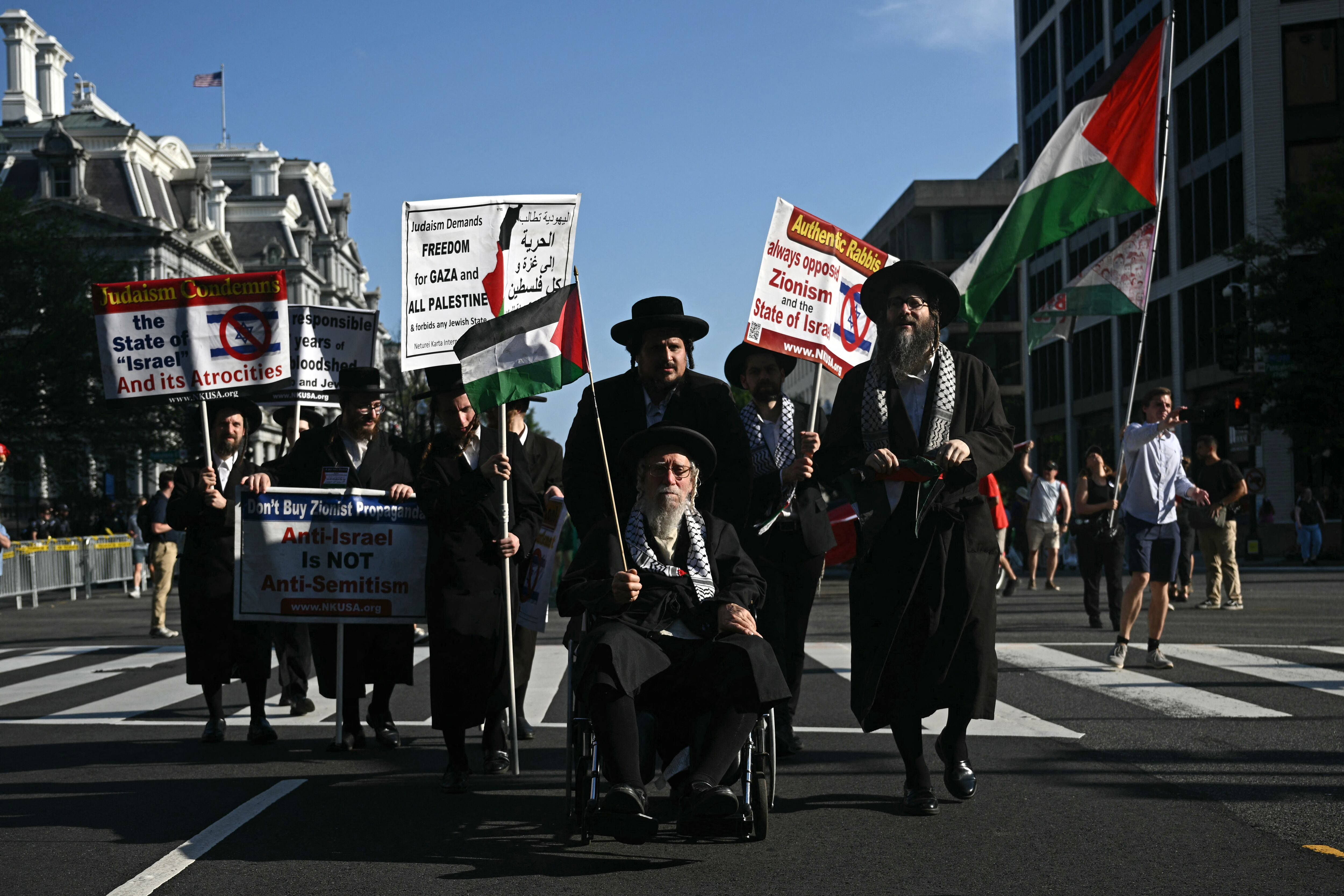 Manifestantes cerca de Blair House para protestar contra el primer ministro israelí, Benjamin Netanyahu, antes de su reunión con el presidente estadounidense Donald Trump celebrada este 7 de julio de 2025 en Washington D. C. Fotografía: