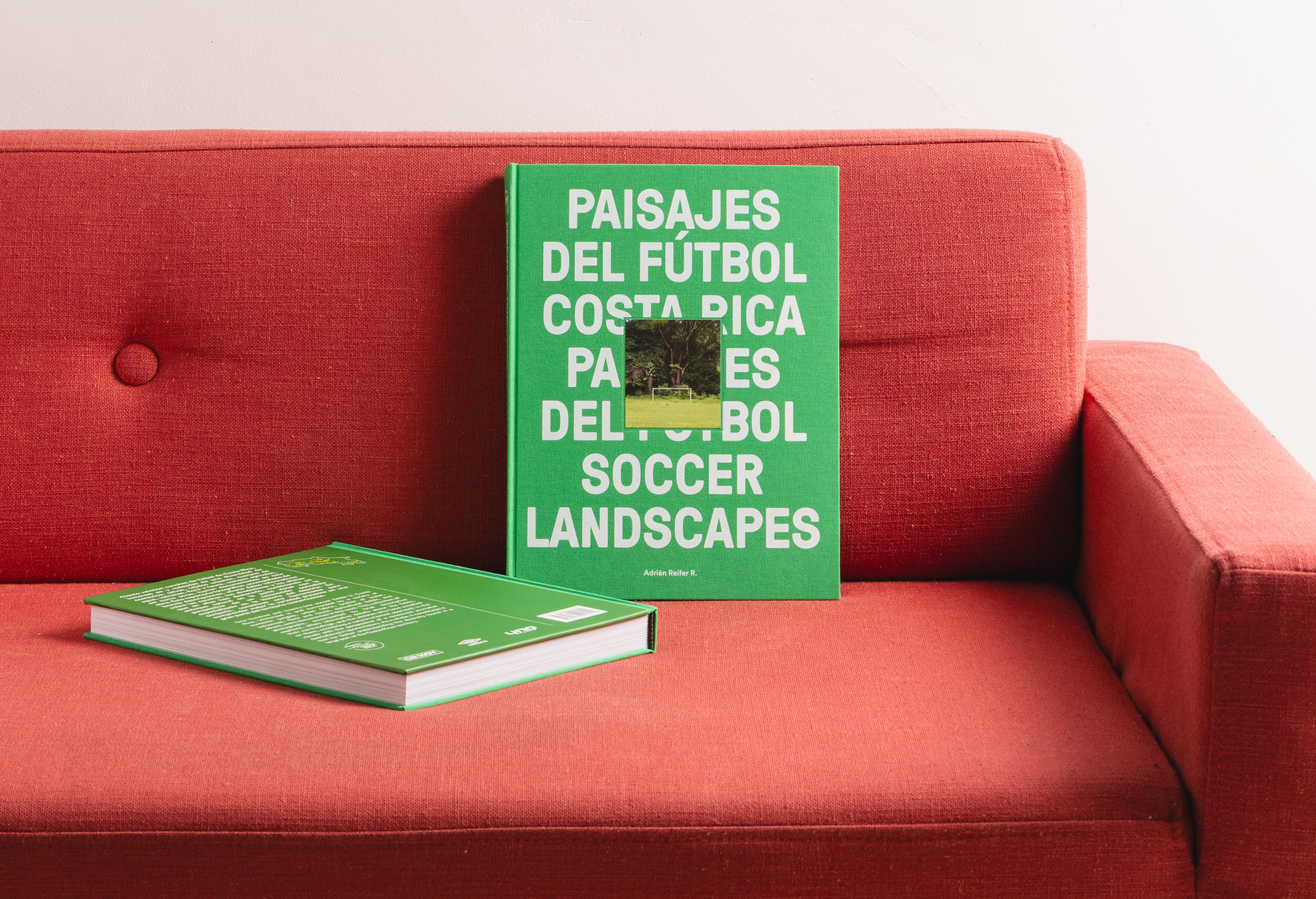 Con fotografías de 121 canchas comunales de todo el país, Paisajes del Fútbol utiliza el deporte como punto de partida para contar una historia más amplia sobre Costa Rica y sus comunidades.