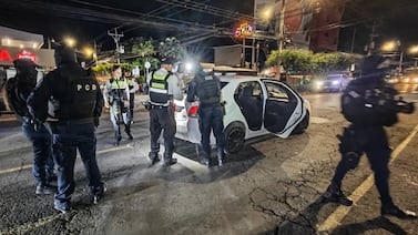 Fuerza Élite despliega operativo nocturno en Jacó: hallan armas, drogas y clausuran casino