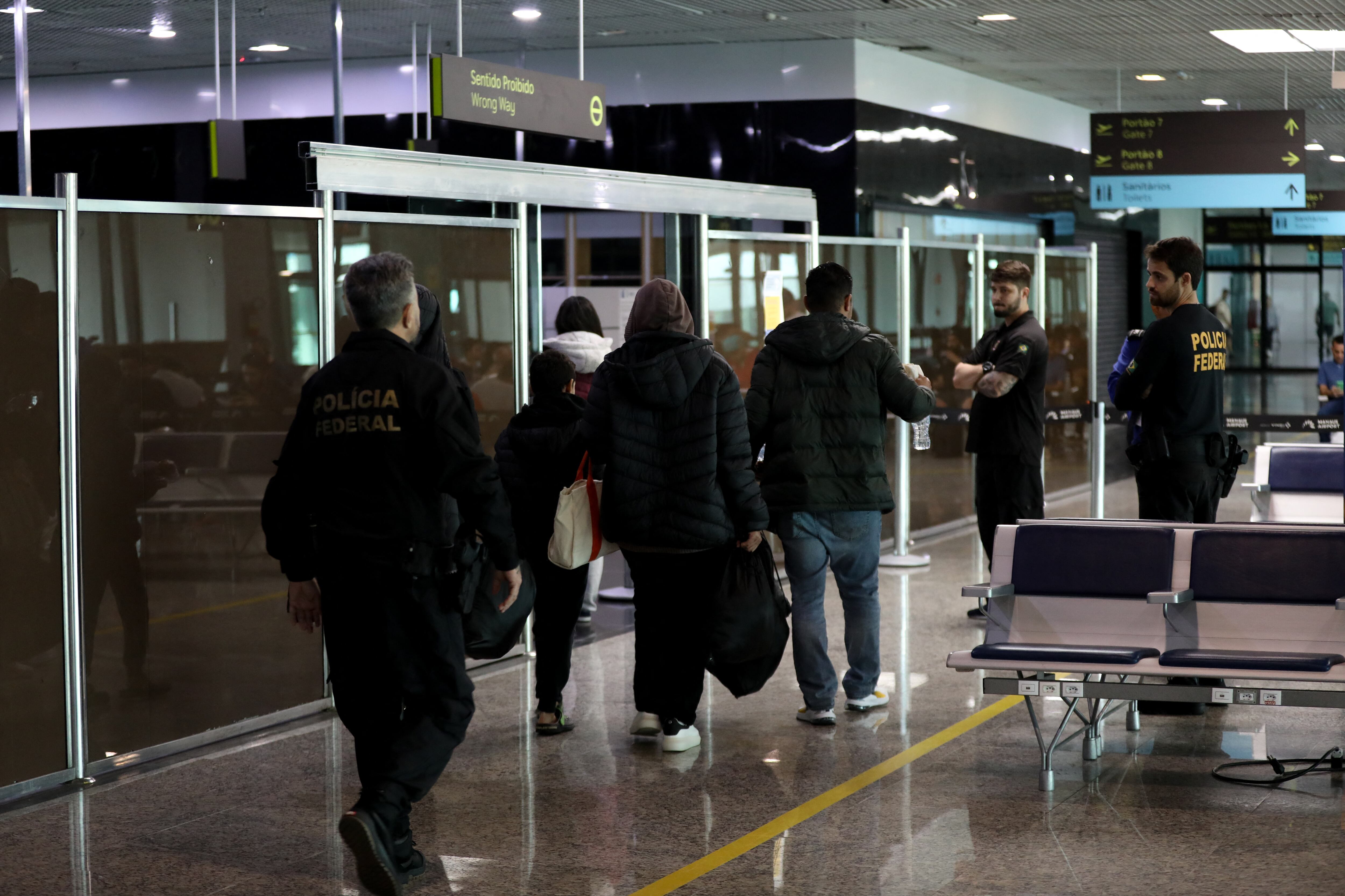 Los brasileños que fueron deportados de Estados Unidos caminan por la sala de embarque del Aeropuerto Internacional Eduardo Gomes en Manaus, estado de Amazonas.