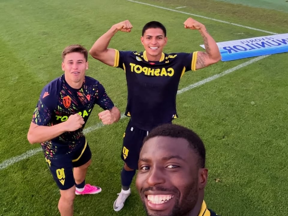 Alejandro Bran celebró la victoria de su equipo, el Petrolul, en Rumanía.