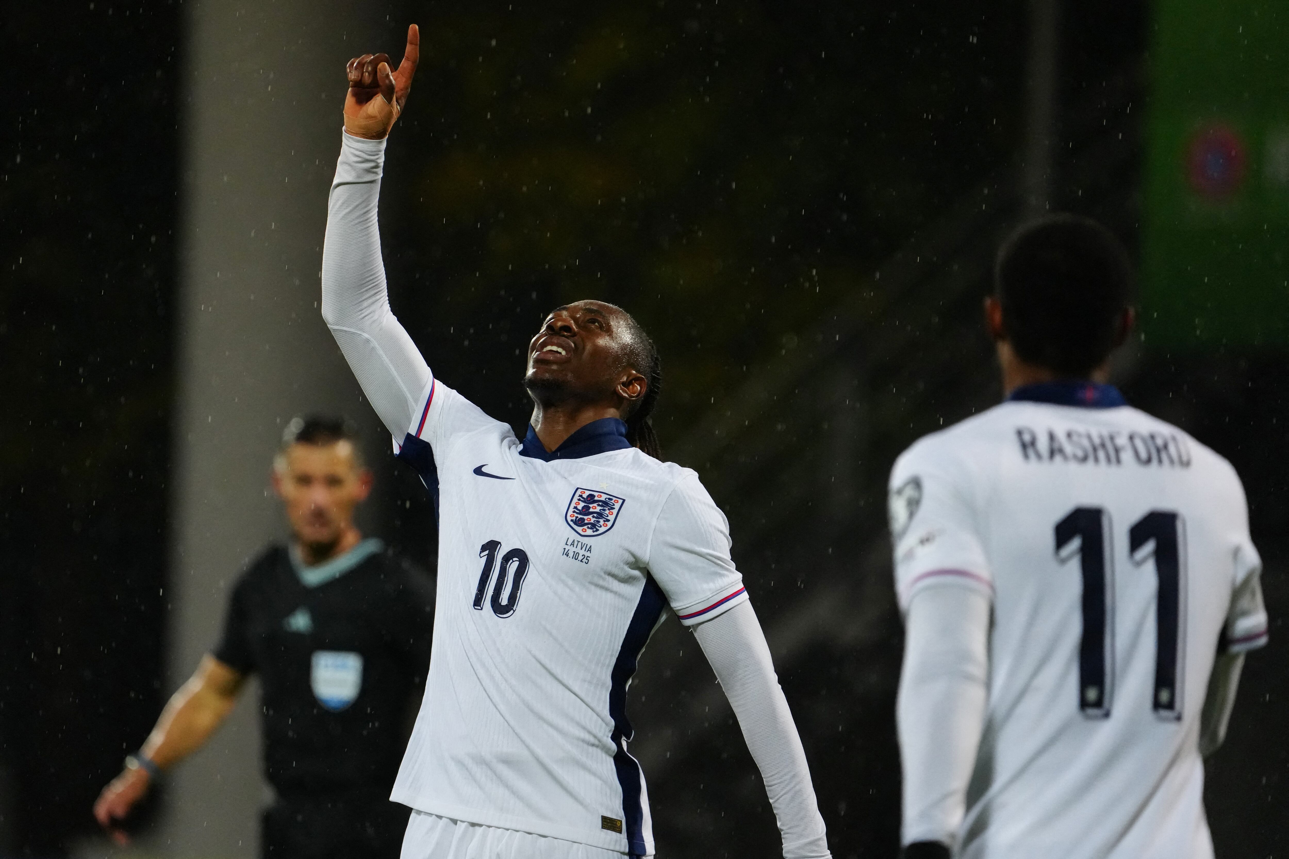 El volante inglés Eberechi Eze celebra el quinto gol ante Lituania, una paliza que les garantizó el boleto al Mundial 2026.