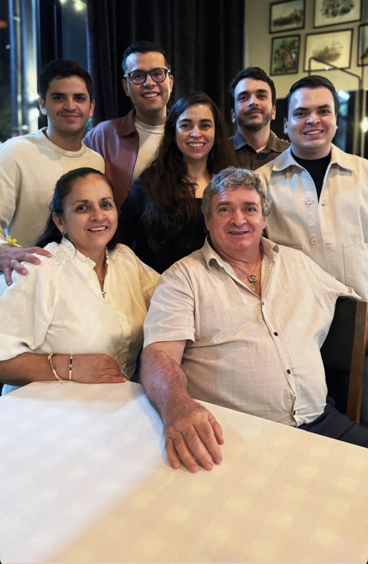 Óscar Ramírez se ve feliz al lado de sus seres queridos.