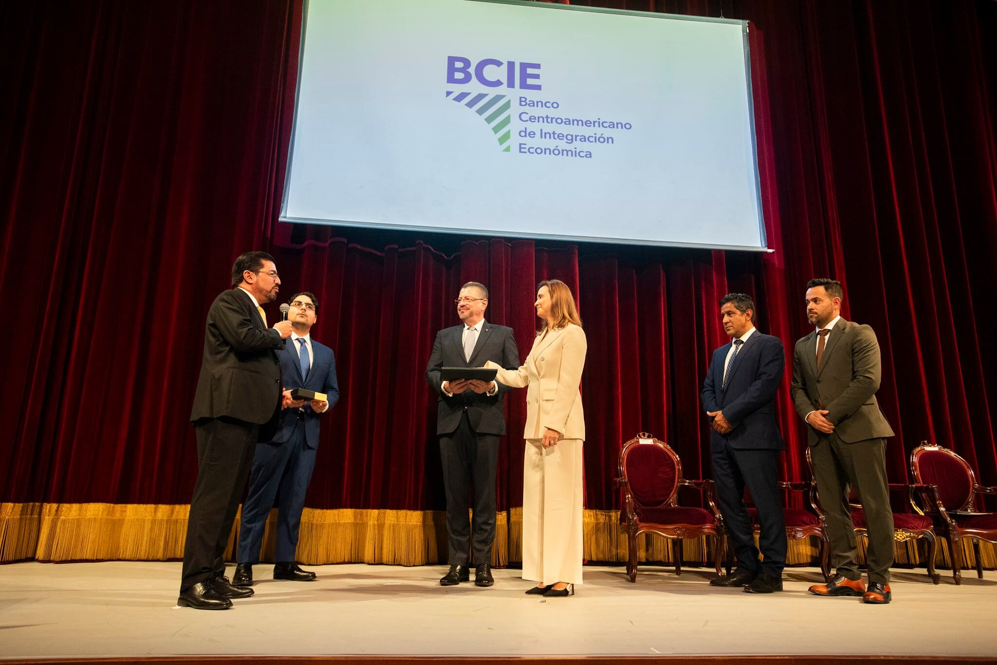 Gisela Sánchez asumió como presidenta ejecutiva del BCIE, enpresencia del presidente Rodrigo Chaves; el ministro de Hacienda, Nogui Acosta, y el director de Costa Rica del BCIE, Erwen Masís. Foto: Facebook del BCIE