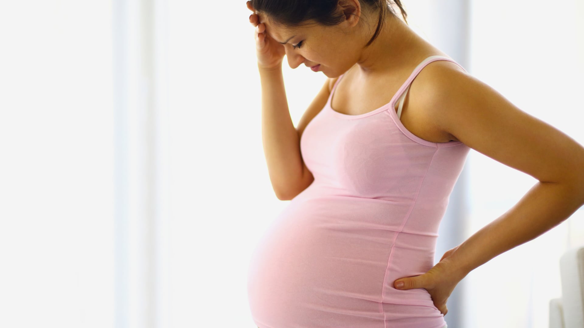 Calor y humedad extremos durante la gestación se asocian con mayor estrés térmico, partos prematuros y menor estatura infantil, según estudio internacional.