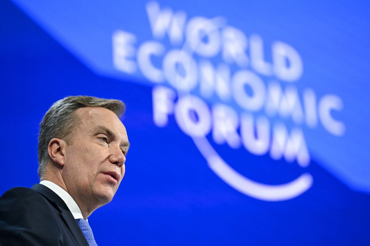 Borge Brende anunció el 26 de febrero de 2026 que renunciaba a la presidencia del Foro Económico Mundial, organizador de la cumbre anual de Davos, tras revelaciones sobre sus vínculos con el delincuente sexual convicto Jeffrey Epstein.