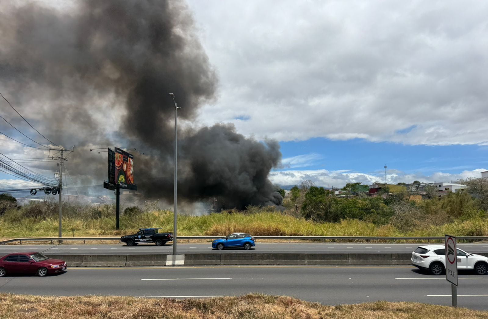 Incendio en Pavas amenaza con quemar viviendas en Villa Esperanza