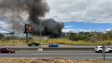 Quema de charral en Pavas puso en riesgo a cuatro viviendas: así se vio desde Escazú