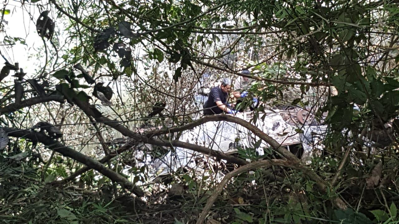 Los agentes del OIJ inspeccionaron el carro para tratar de hallar indicios que les permitan dar con los sospechosos. Foto: Mario Cordero.