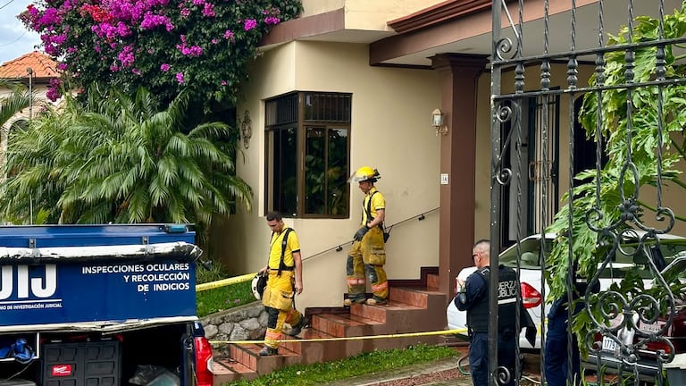 Una persona muere en incendio que consume vivienda en Moravia y obliga a rescatar personas de un balcón