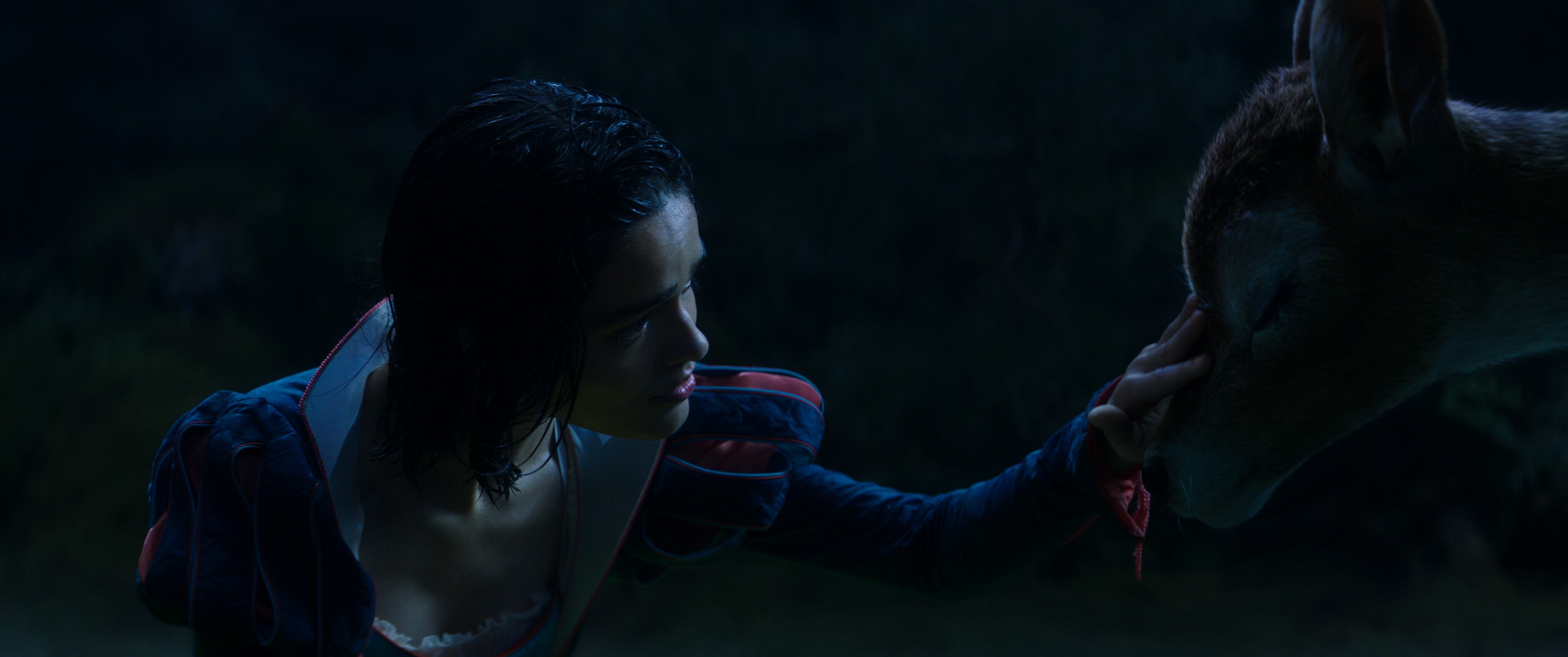 Rachel Zegler como Blanca Nieves en una escena de la película.