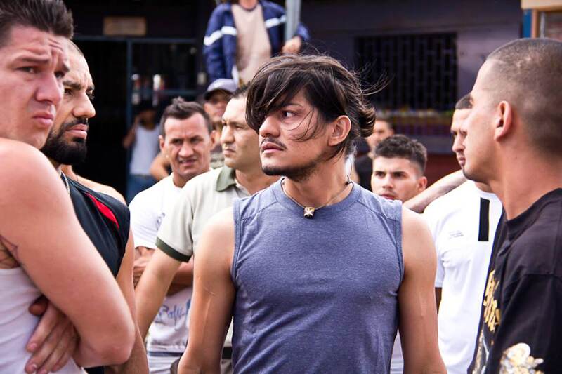 Leynar Gómez es el protagonista de Presos. Por su trabajo en la cinta, fue fichado para la serie Narcos de Netflix.