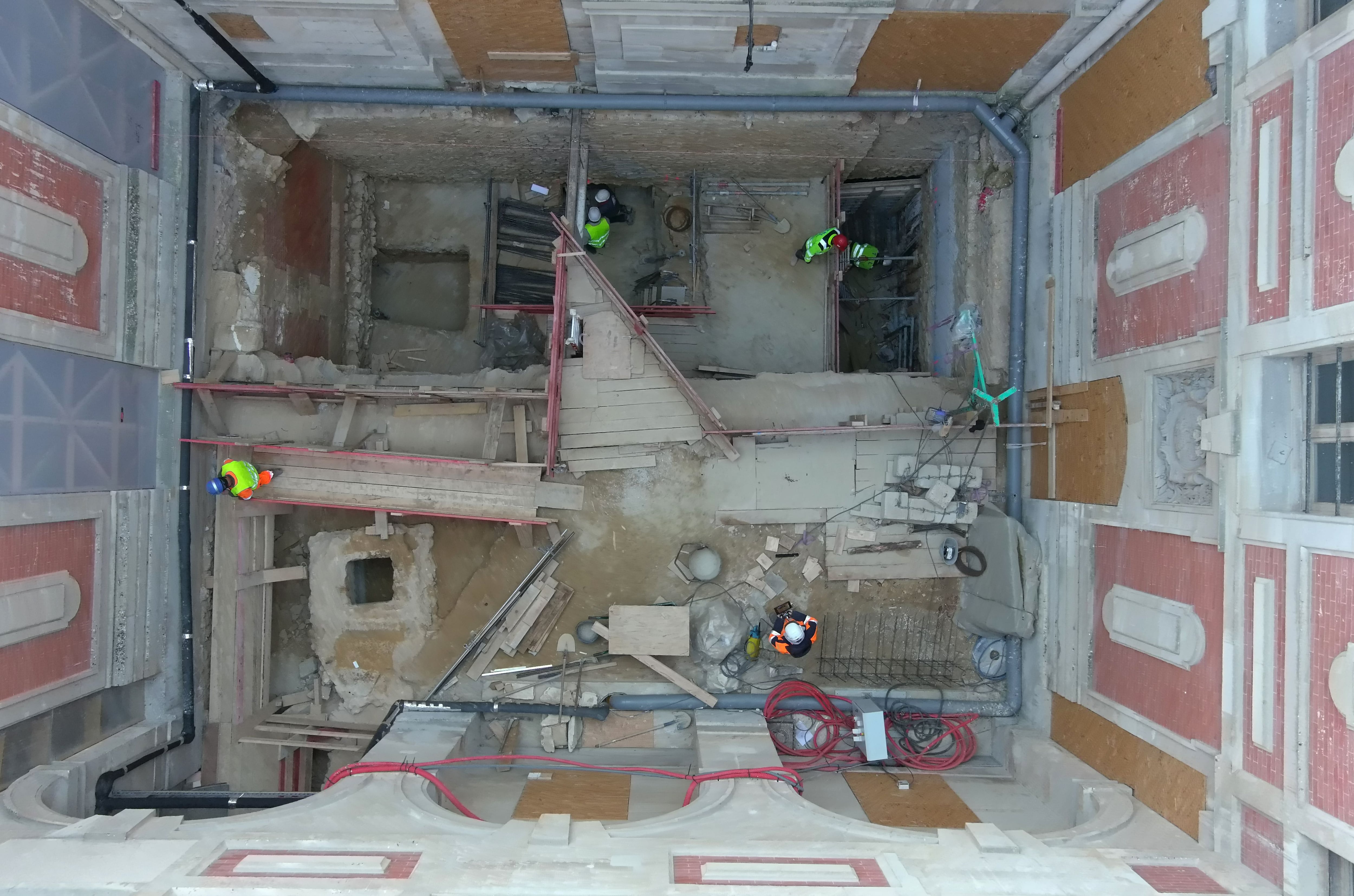 Esculturas, drenajes y un orinal de élite fueron hallados en zonas nobles del Palacio de Versalles, revelando detalles inéditos de su historia.