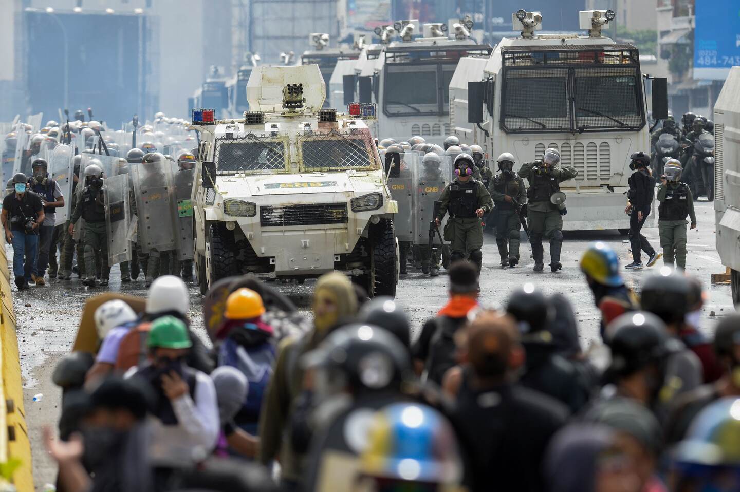 Mientras desconocidos quemaban en Barinas la casa de Chávez, en Caracas la oposición se enfrentaba con la policía bolivariana.