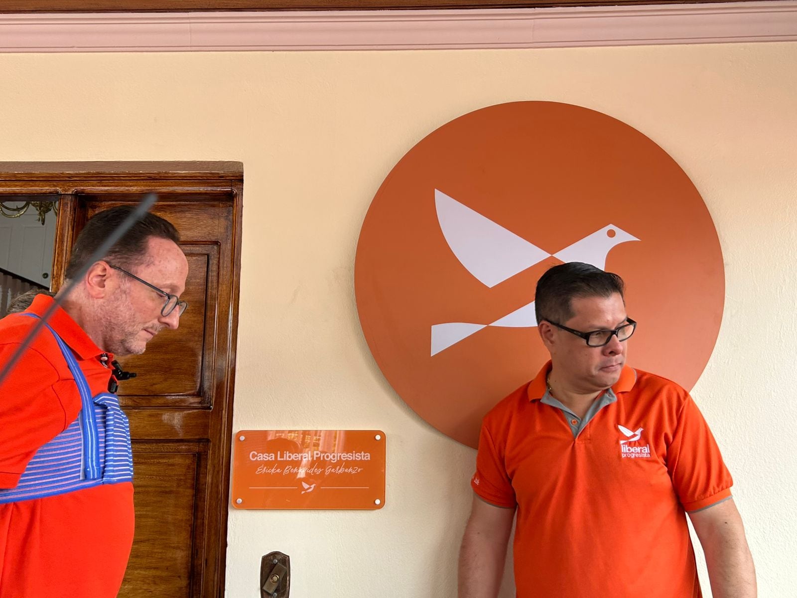 En la imagen, el candidato Eli Feinzaig y la pareja de Benavides, Marco Ramírez.