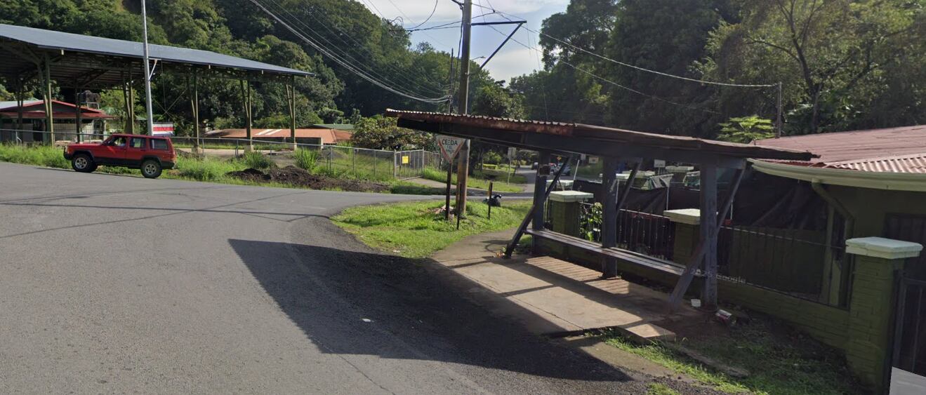 Parada de buses donde fue visto Luis Juan Arias por última vez.