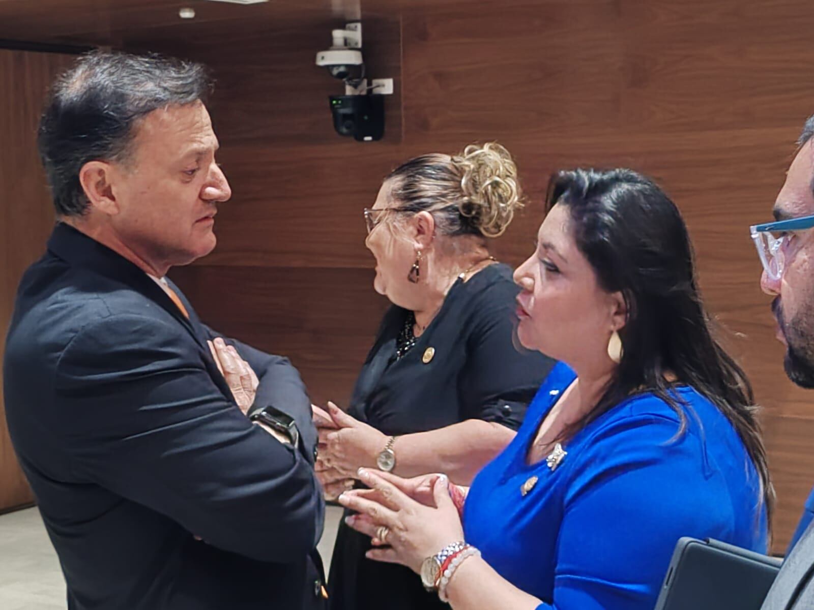 Cindy Quesada conversa con Luis Diego Vargas