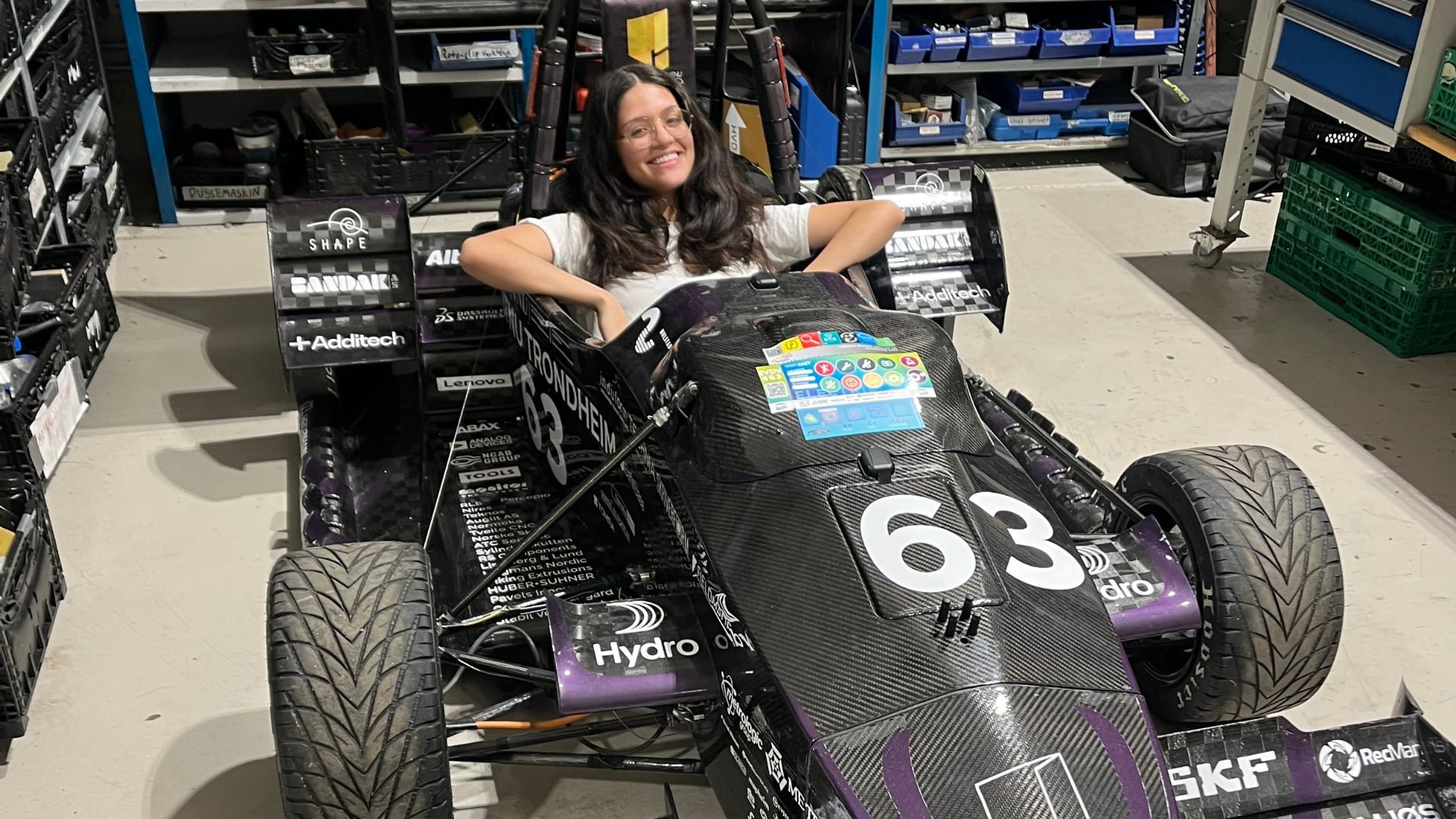 Ana Gabriela Guillén, joven costarricense, trabaja en el sistema de baterías de un auto de carreras como parte de un equipo élite universitario en Noruega.