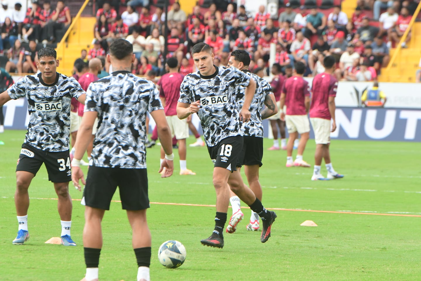 Alajuelense toma una decisión inesperada tras salida de Óscar Ramírez