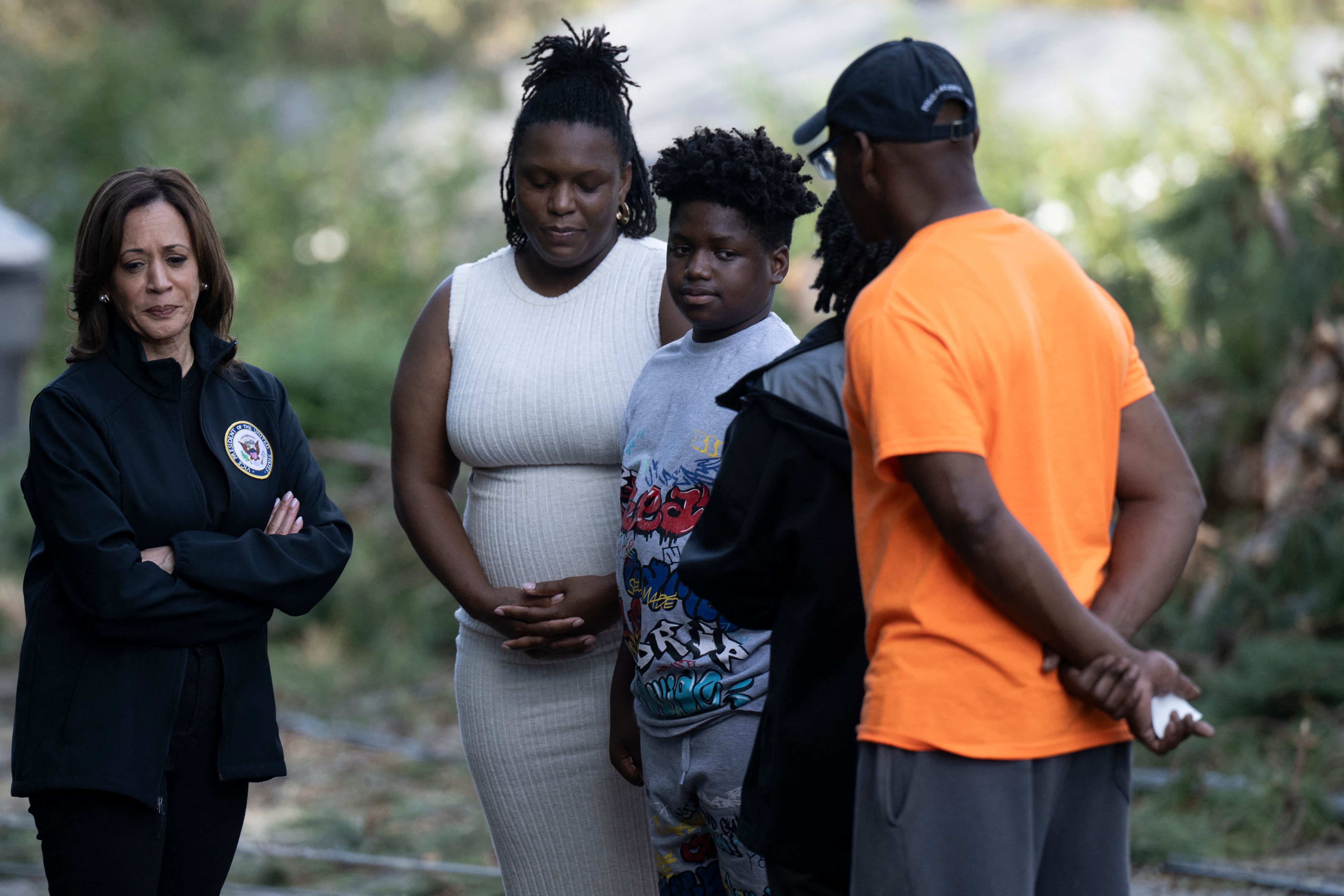 La vicepresidenta de Estados Unidos, Kamala Harris, habla con miembros de la comunidad mientras examina los daños causados por el huracán Helene, en el barrio de Meadowbrook de Augusta, Georgia.