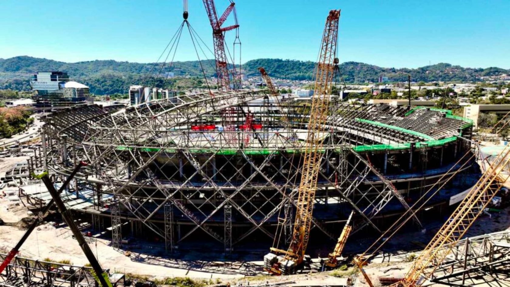 El Estadio Nacional El Salvador avanzó con el izaje de la primera pieza de la cubierta metálica.