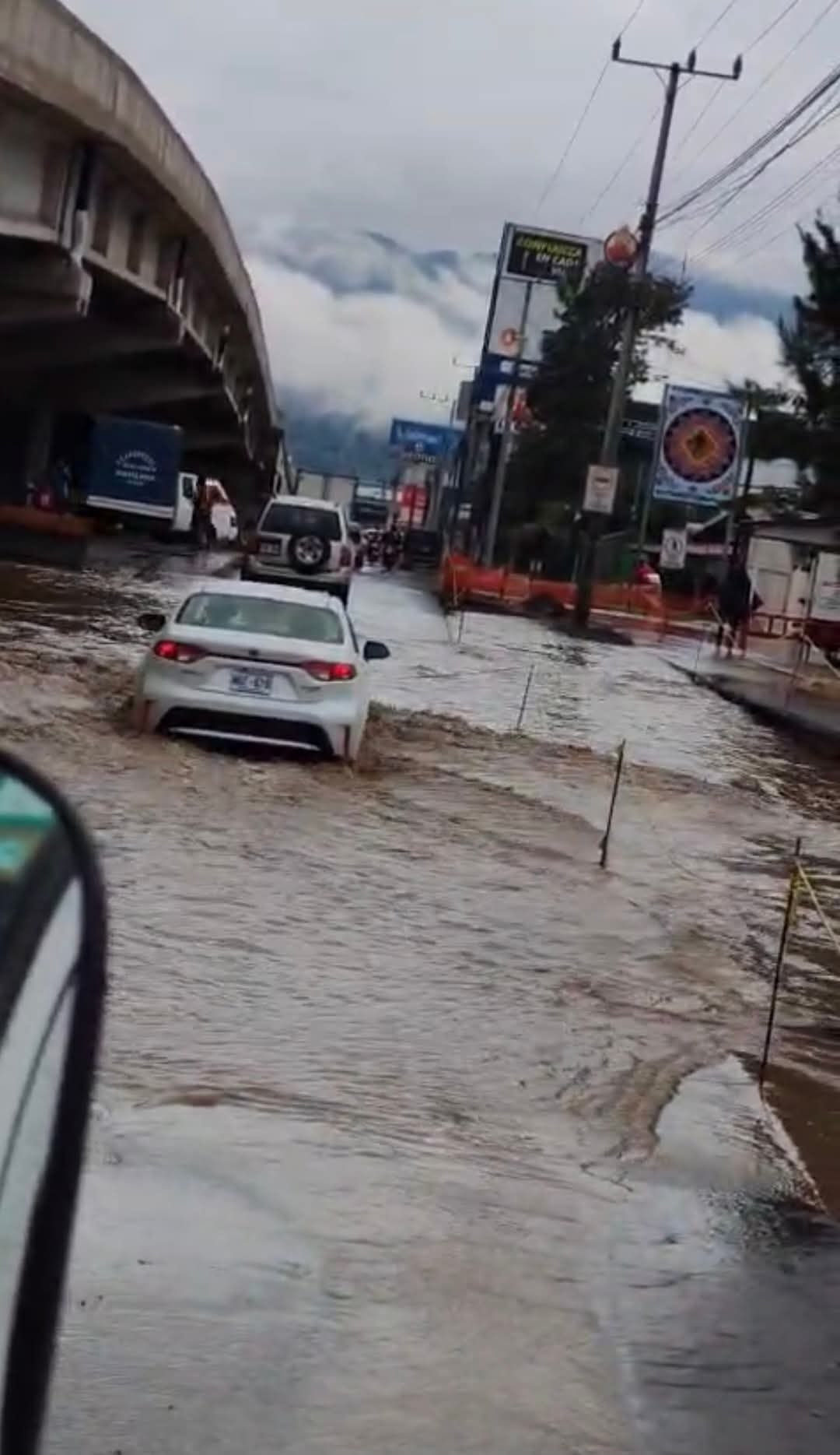 Inudación en La Lima junto al paso a desnivel, en Cartago