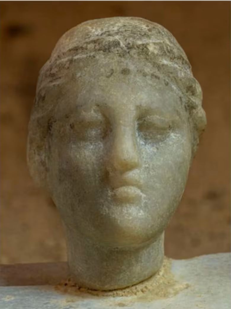 Una estatua hallada en Egipto podría representar a Cleopatra VII. El descubrimiento ofrece nuevas pistas sobre su vida y legado.