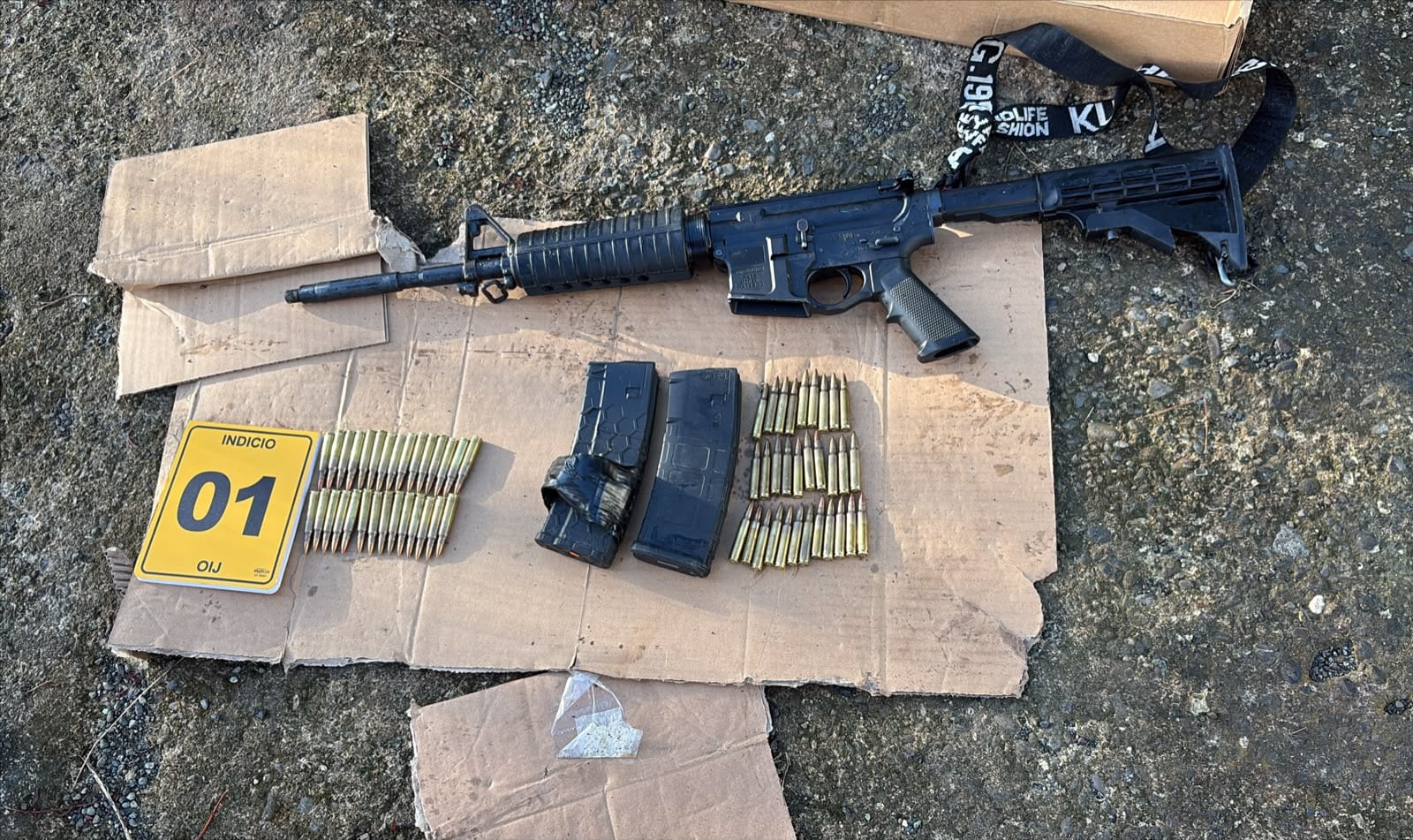 Decomiso de fusiles de asalto y pistolas a supuestos miembros del grupo La H, durante allanamientos realizados este jueves 17 de setiembre en Los Lirios y Barrio Quinto de Limón.