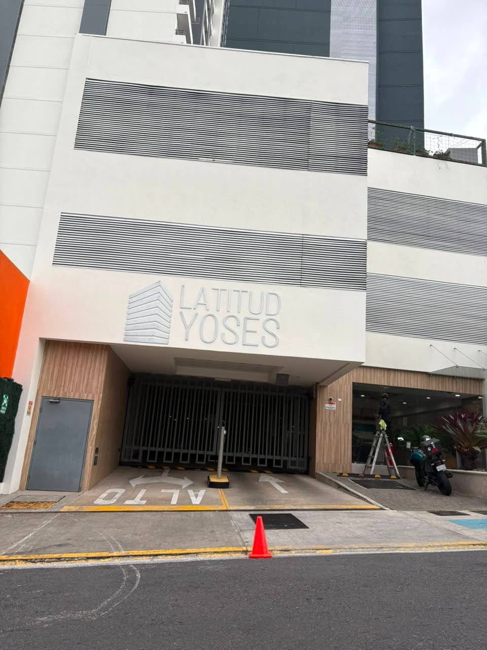 El complejo de apartamentos Latitud Los Yoses se ubica en San Pedro de Montes de Oca.