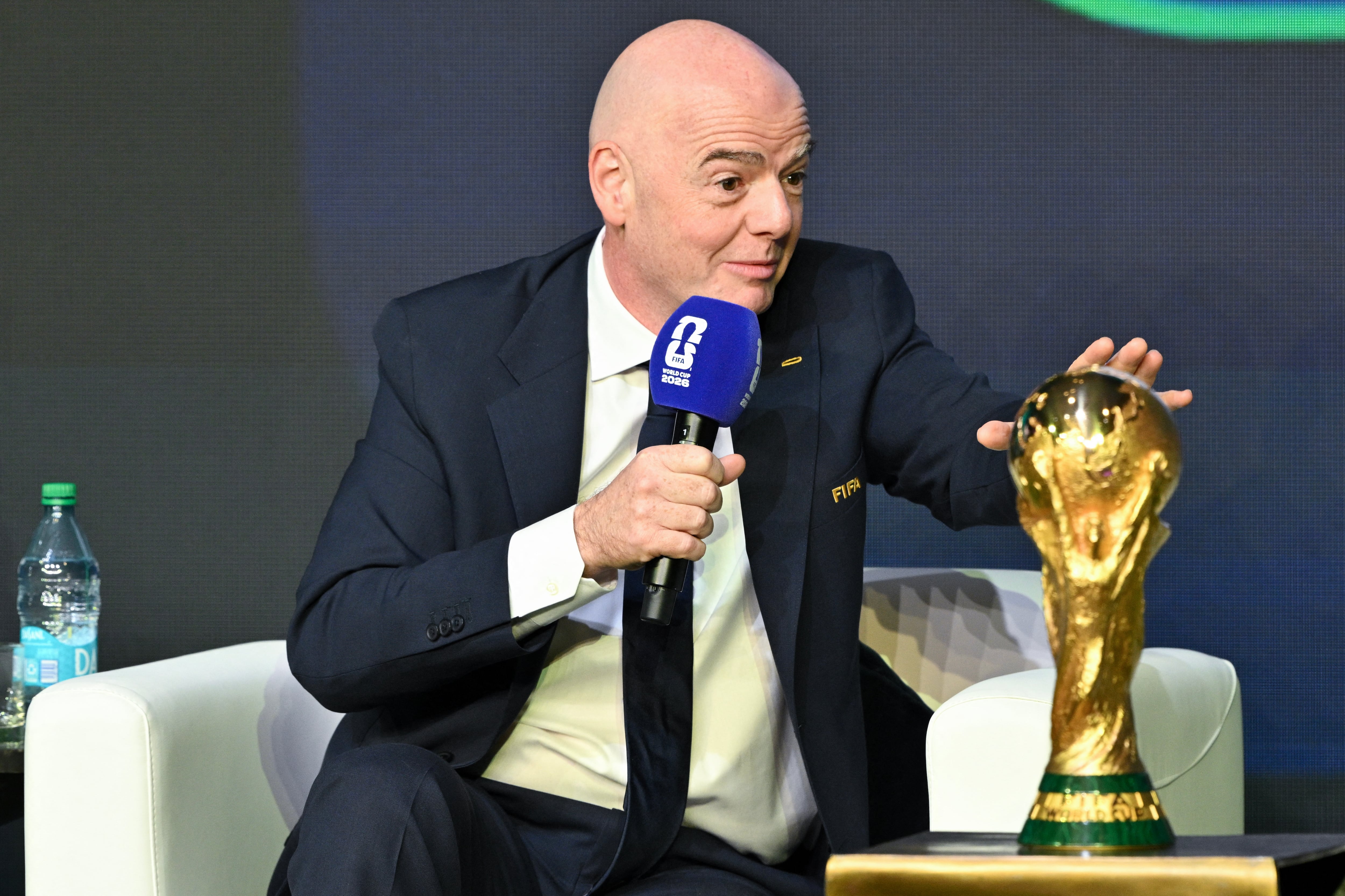 El presidente de FIFA Gianni Infantino habla con la prensa luego del sorteo del Mundial 2026 en Washington. El precio de las entradas está generando polémica.