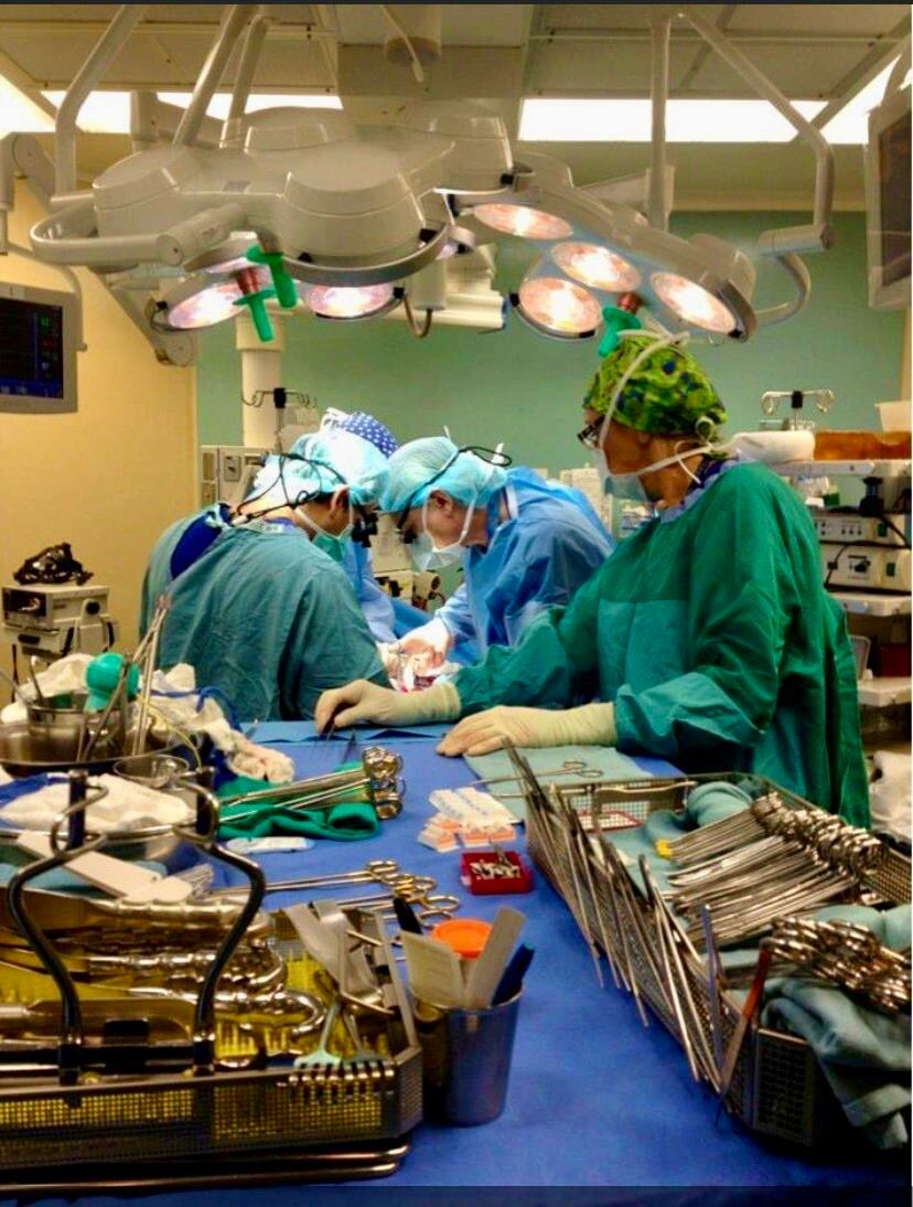 Grupo de médicos en un quirófano