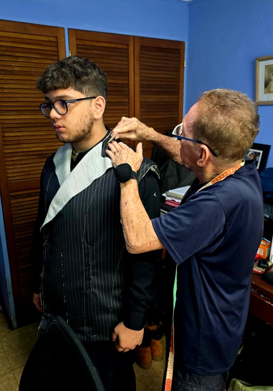 El joven Felipe Arley con el sastre que le confeccionó su traje de graduación de secundaria