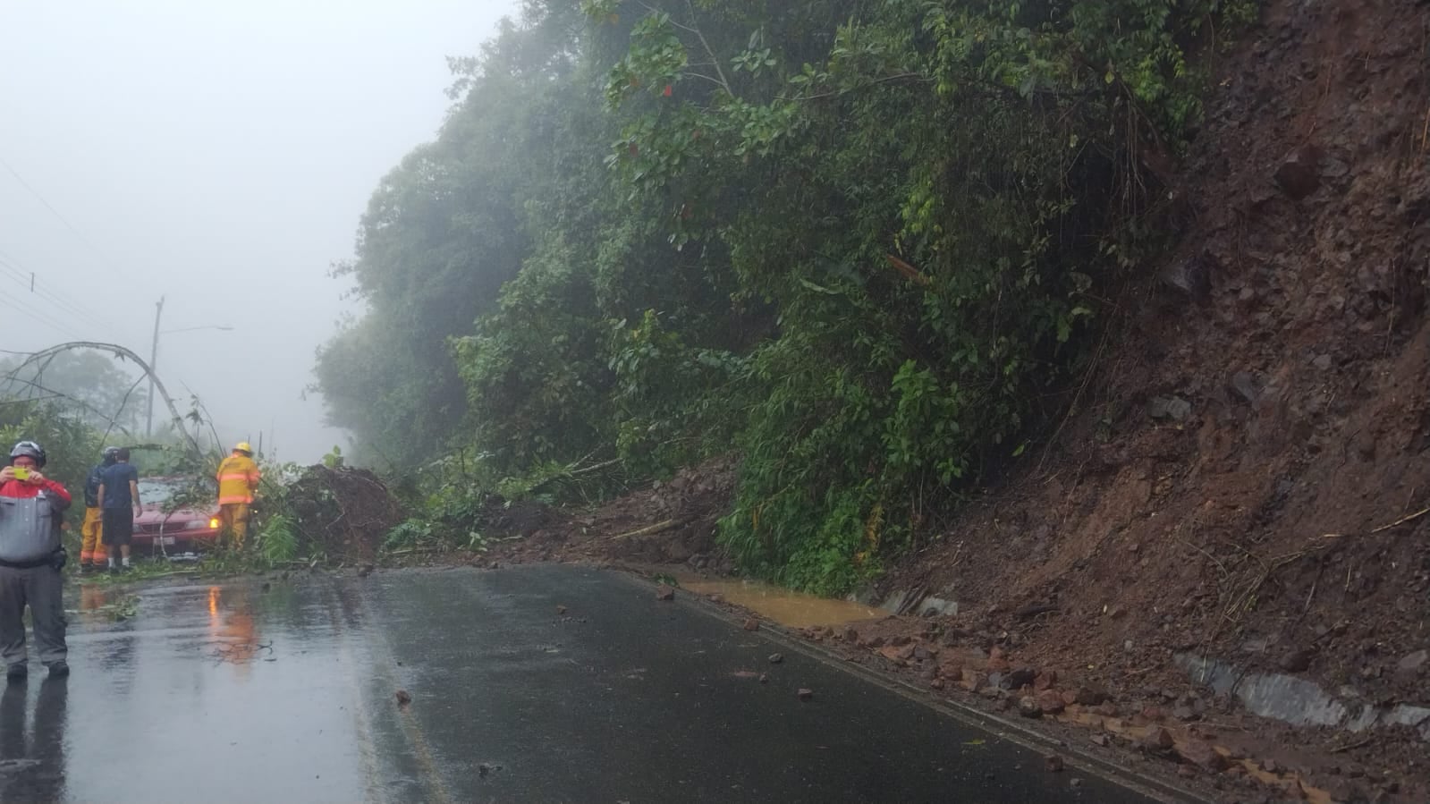 Inundaciones y derrumbe provocados por el paso de la onda tropical 32