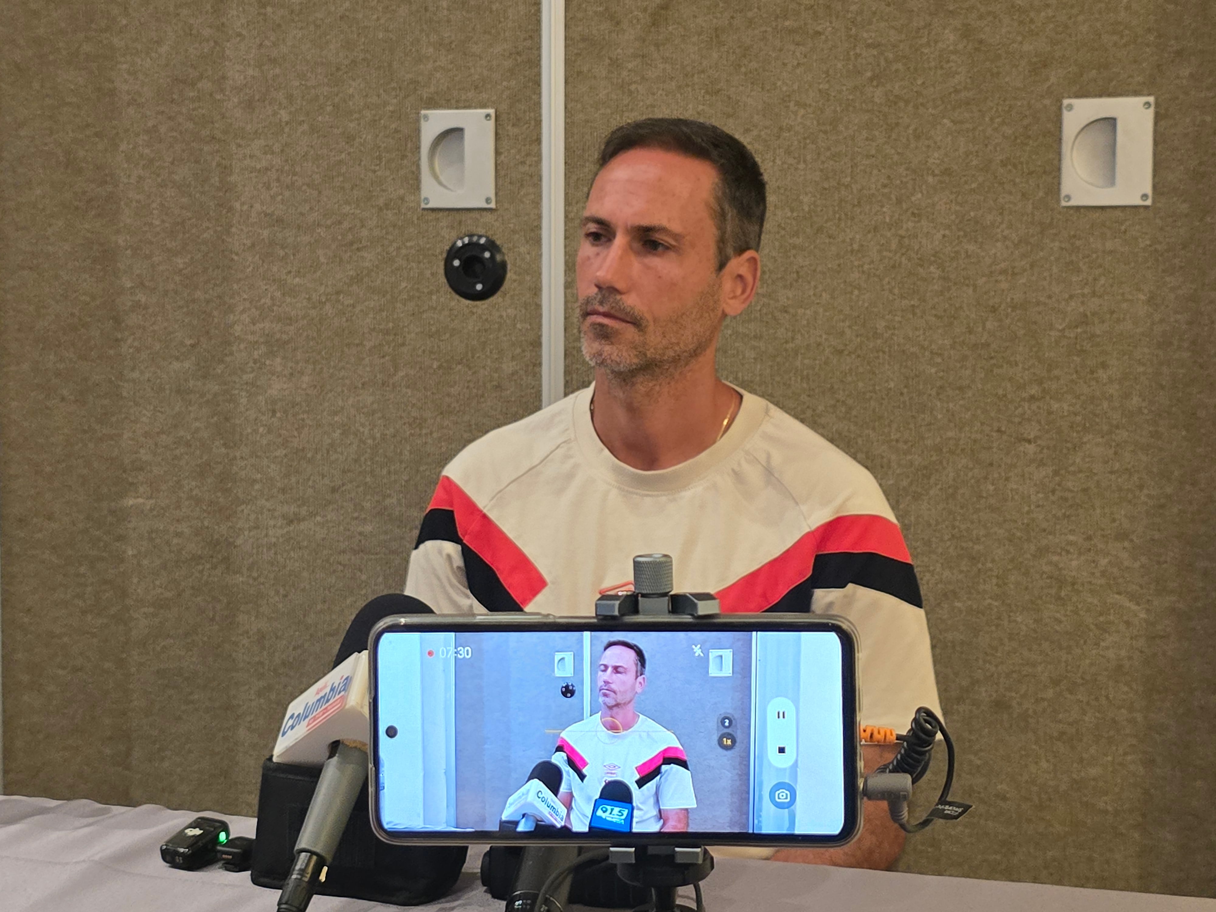 Marcelo Sarvas atendió a los medios de comunicación en el hotel de concentración de Liga Deportiva Alajuelense en Honduras.