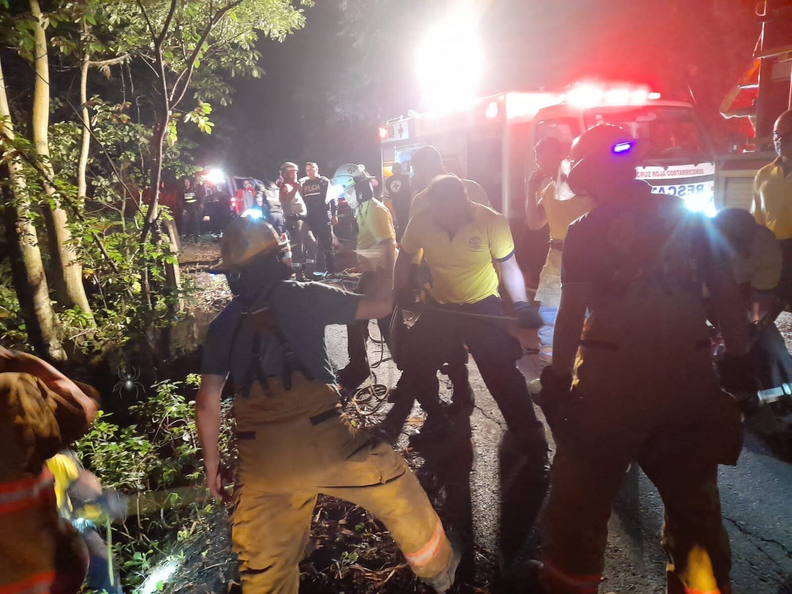 Patrulla perseguía a uno o dos sospechosos de robo de un carro cuando perdieron el control.