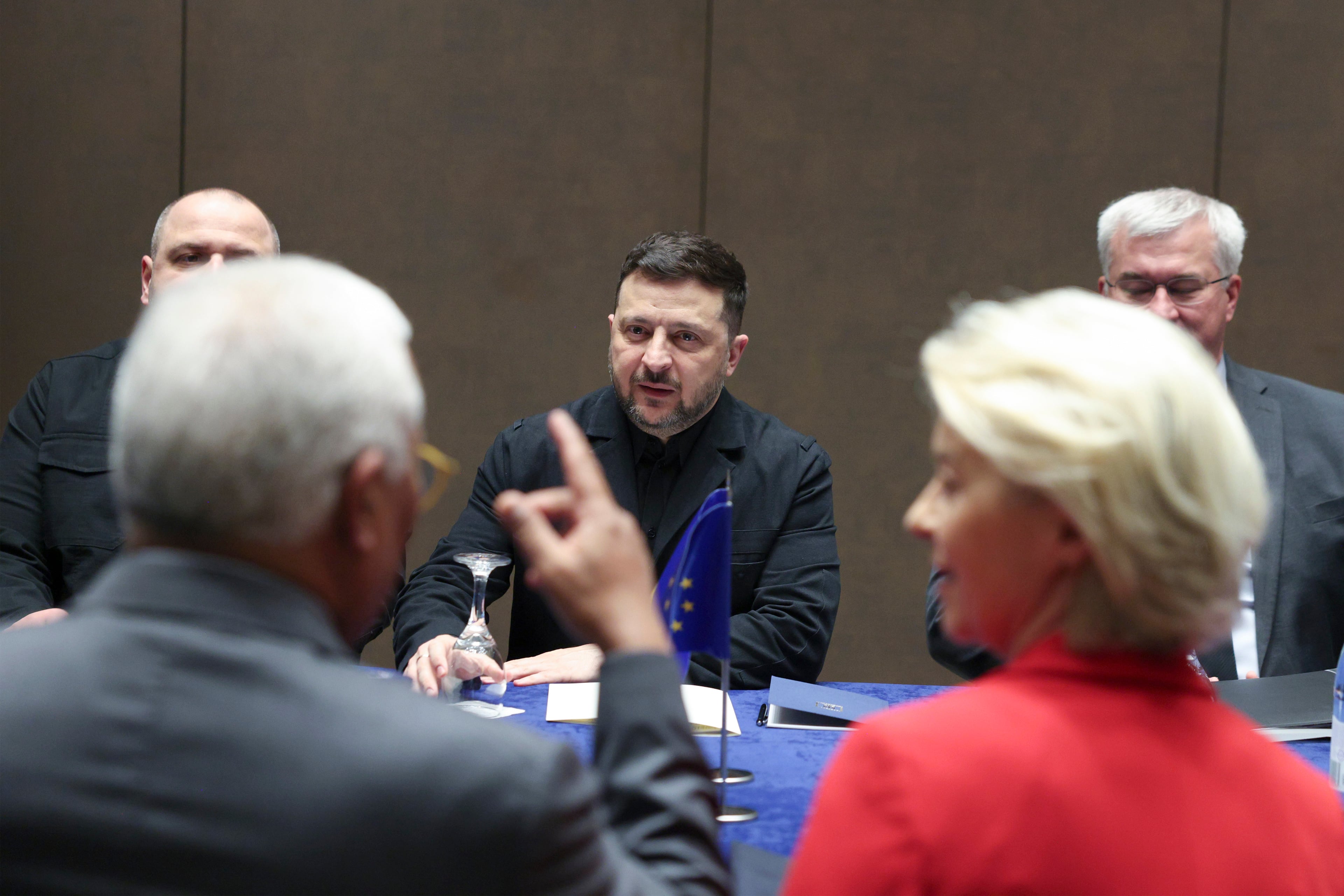 El presidente del Consejo Europeo, António Costa, la presidenta de la Comisión Euorpea, Ursula von der Leyen, en una reunión con el presidente de Ucrania, Volodimir Zelenski, en Nicosia (Chipre).