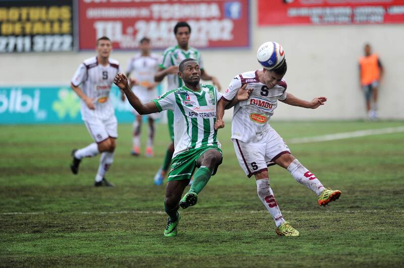 El caribeño Edder Nelson y el saprissista Michael Barquero, disputan el balón en la cancha del Juan Gobán, que lució muy afectada por las lluvias de los últimos días. | MELISSA FERNÁNDEZ