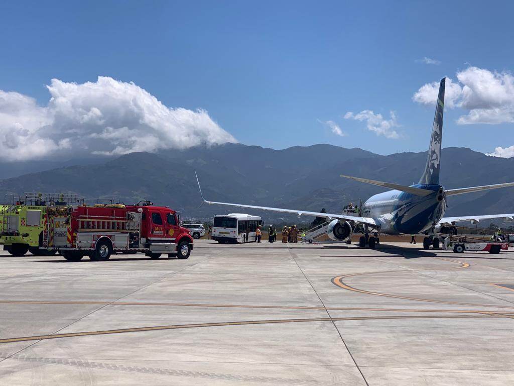 Tanqueros y maquinas extintoras estuvieron en pista ante cualquier emergencia; sin embargo, la nave aterrizó sin contratiempos. Foto: Aeris para LN.