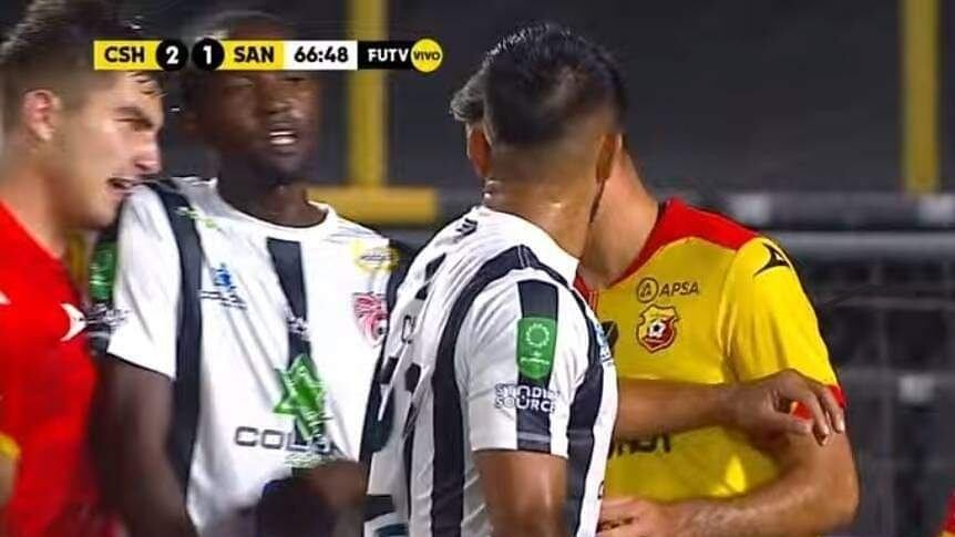El defensor Fernán Faerron mordió al jugador del Santos, Alvin Bennett. Captura de video.