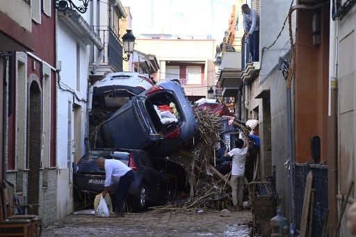 Escombros en una calle de Paiporta, Valencia, España, después de la dana en noviembre de 2024.