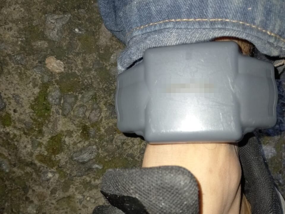 Detienen a sujeto con tobillera electrónica que intentó robar en venta de pollo en Moravia. Foto MSP.